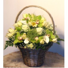 Gala flower basket with cream roses and green orchids XXL